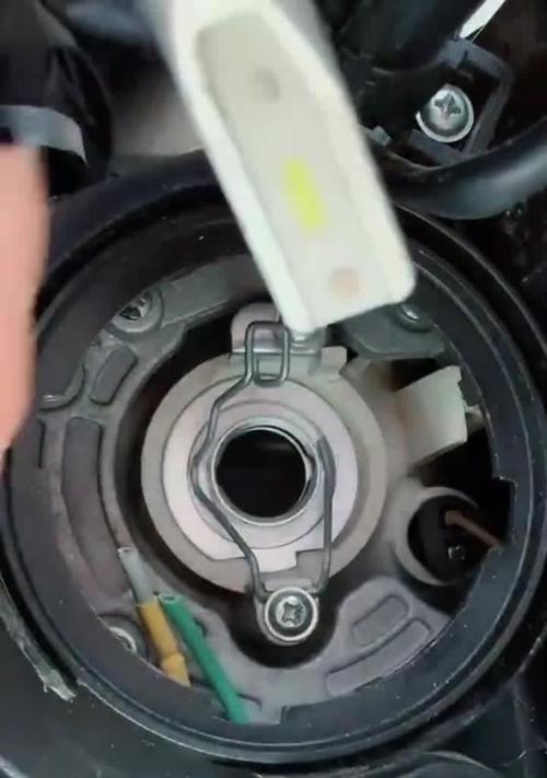 电脑灯主板更换灯泡步骤是什么？