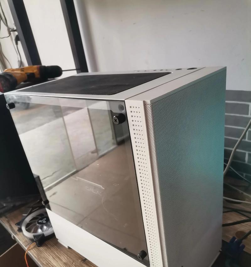 电脑主机箱开启显卡口的正确方法是什么？
