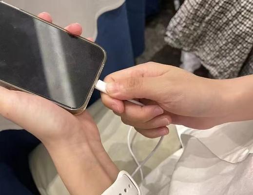 苹果15系列充电器与前代有何不同？新充电器的特点是什么？