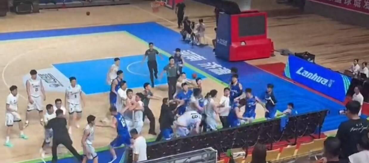 继U21大规模冲突后！中国篮球又出丑闻，10名球员发出联名信