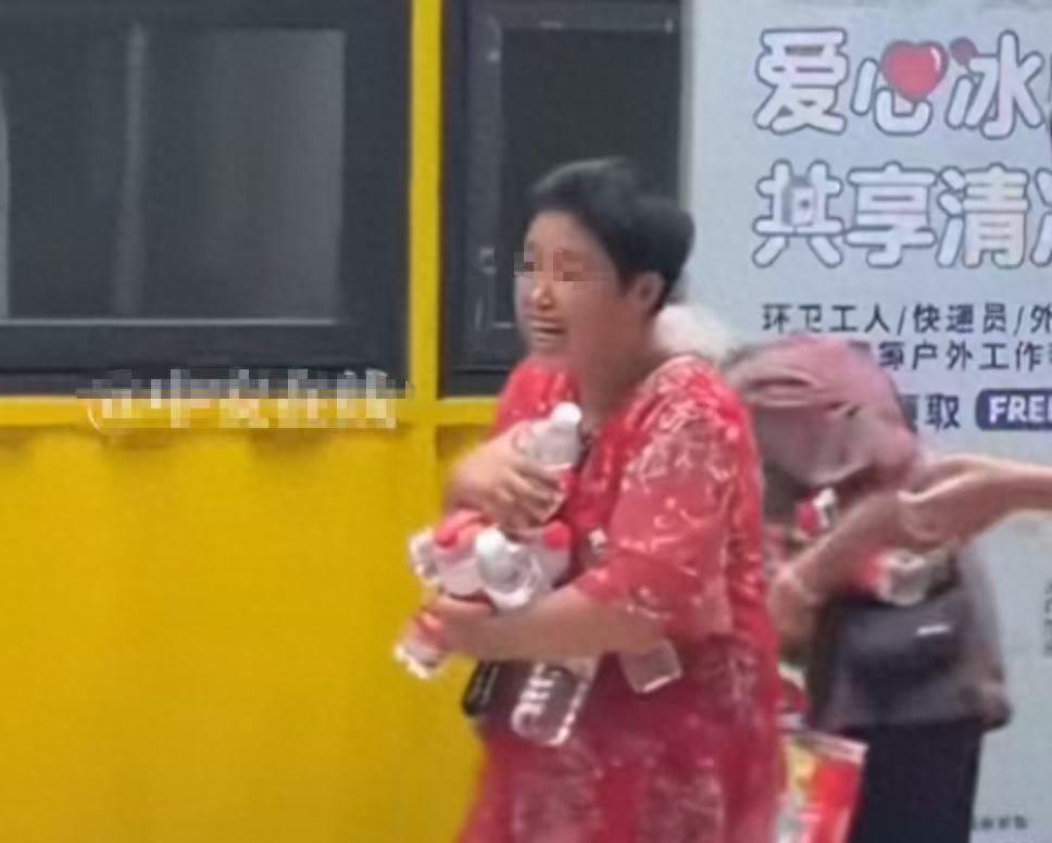 哄抢矿泉水老人正脸曝光，笑容贪婪得意，监控下仍猖狂，官方出手