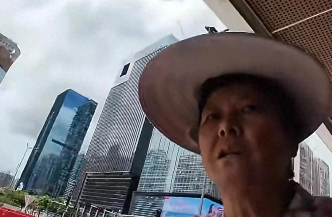 女子外卖代送被大妈抢单，手臂被掐伤！是个惯犯，年纪大管不了