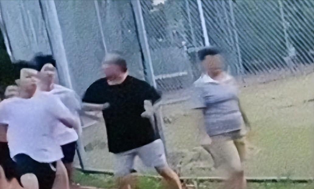 老人恶意肘击跑步学生，正脸曝光嘴脸狰狞丑恶，对准孩子胸口下手