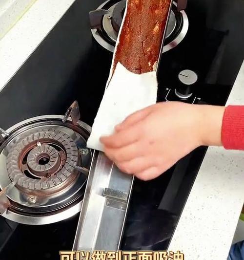 如何清洗抽油烟机上的膜（轻松清洁油烟机膜）